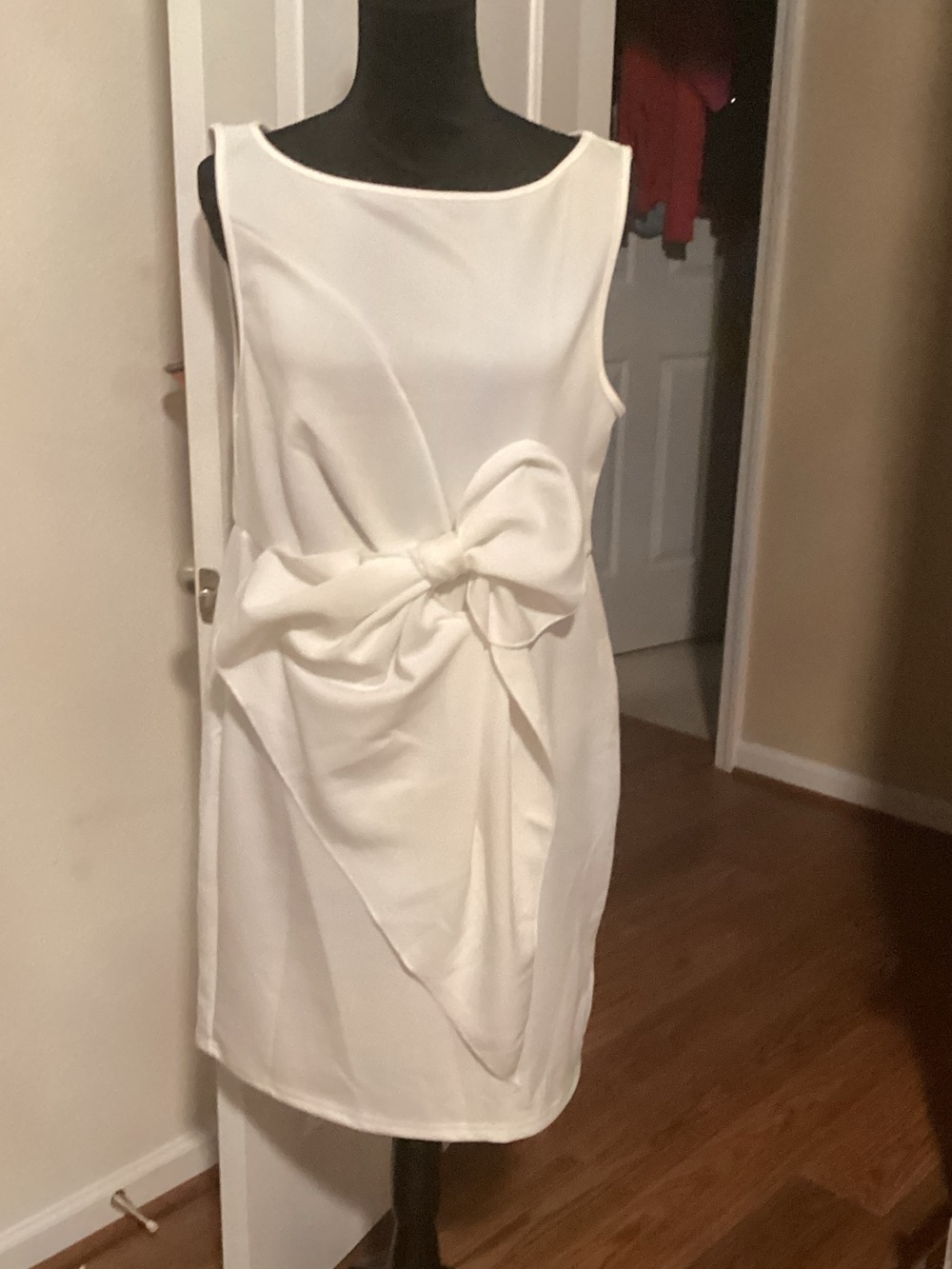 Elegant White Bow-Accent Sleeveless Dress